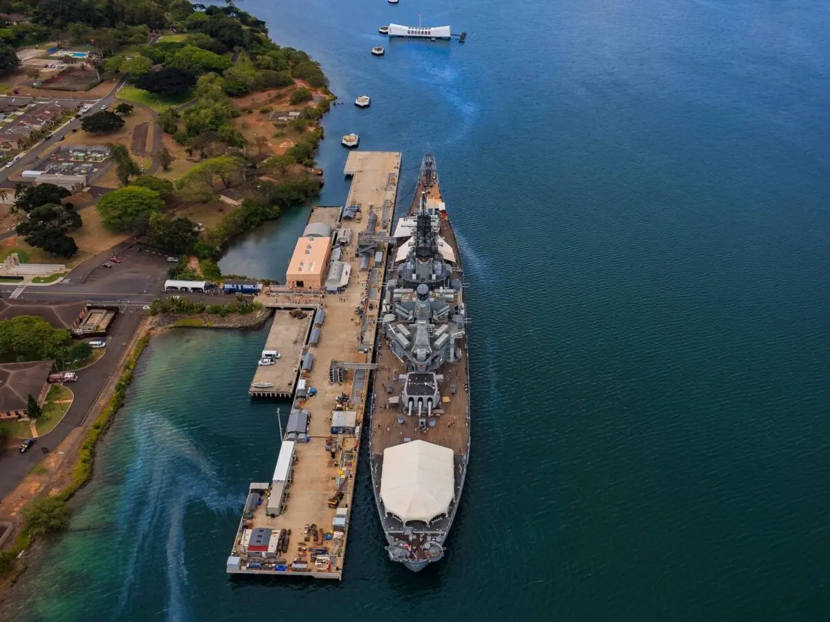 Uss Missouri (bb-63) And Uss Arizona Memorial In Pearl Harbor Ho